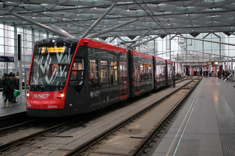Grote hoeveelheid garen regeling HTM Avenio's op station Den Haag Centraal